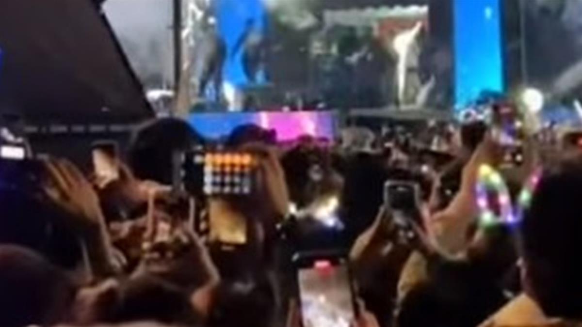 跨年嗨倒數！前方觀眾手機跳出一幕 網笑噴：開年第1秒就後悔