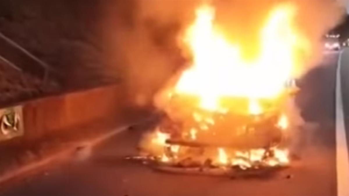 嚇！情侶檔跨年完返家 途中火燒車驚險逃生