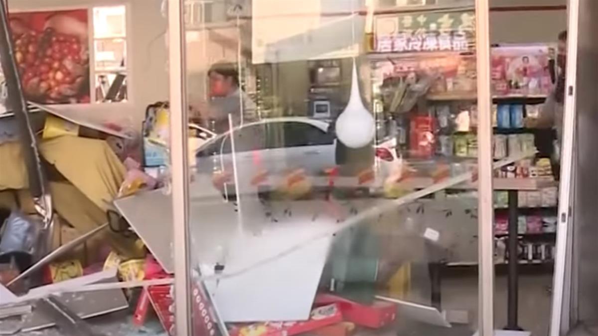 疑誤踩油門 女駕駛欲迴轉 直衝撞破超商門