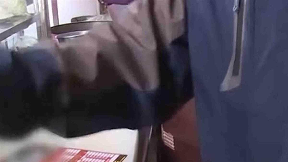 倒車險撞童爆口角 父控店家持刀恐嚇