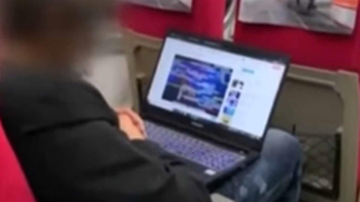 無視疫情！男脫口罩哼歌 台鐵上誇張行徑全被錄