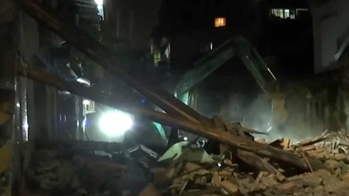 士林民宅坍塌 磚瓦、梁柱卡鄰居大門受困