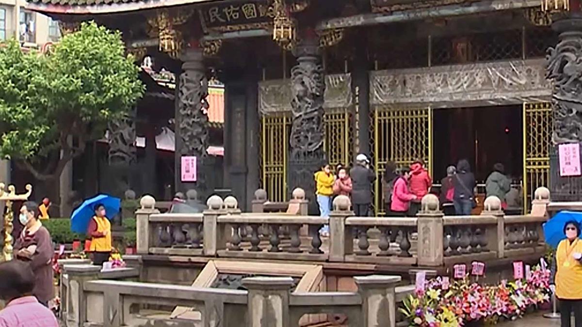 初二走春！ 龍山寺實施人流管制仍湧參拜人潮