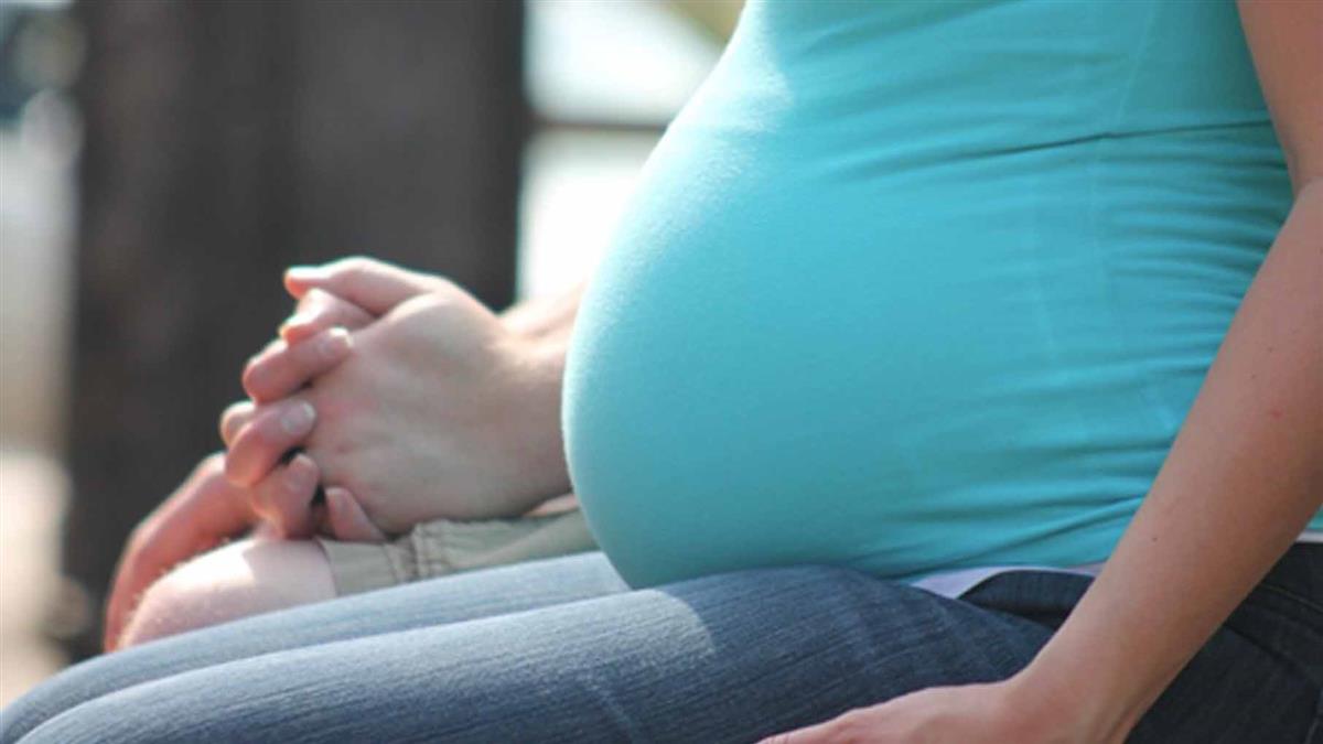 孕婦看診撞見「公公帶小三產檢」 2人四目相交尷尬了