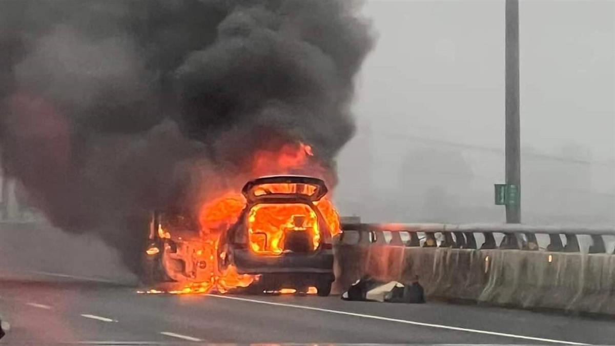 快訊／國道1號南下火燒車 車上6人躲路肩