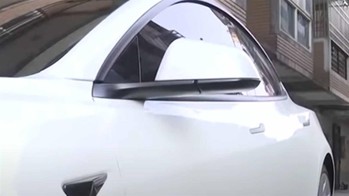 獨／車門墊片狂撞「釀刮痕」 特斯拉車主：新車一來就這樣