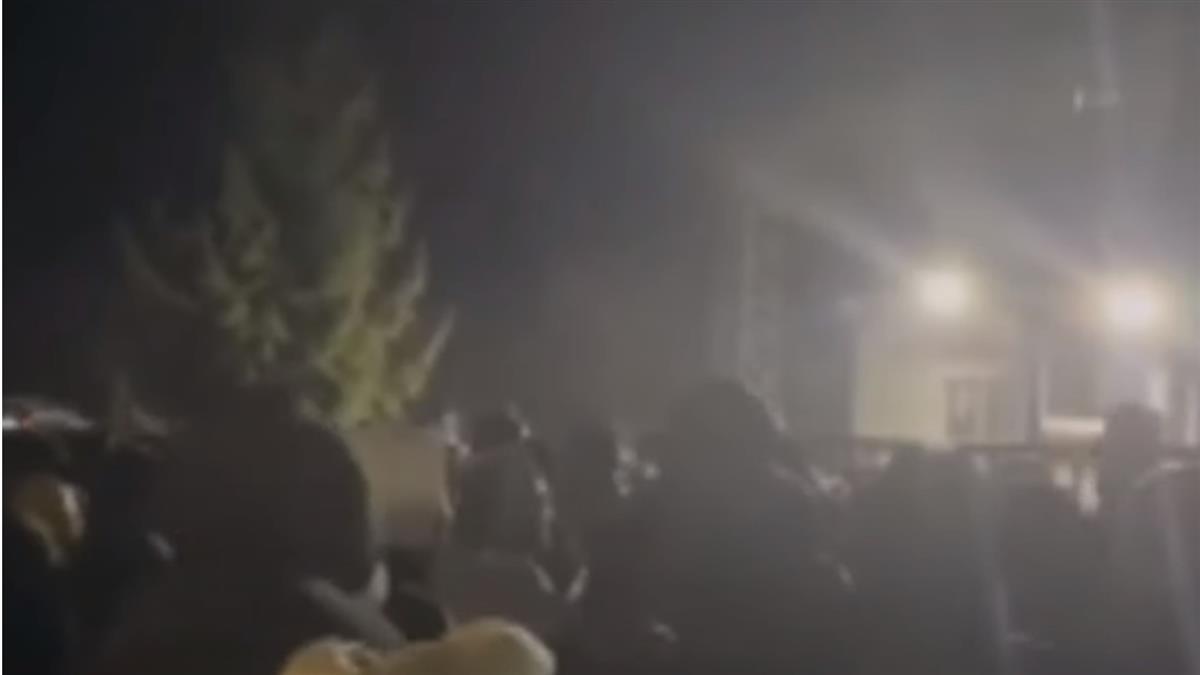 獨／俄烏砲火猛烈 烏克蘭平民棄車徒步逃往波蘭