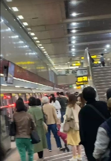 快訊／北捷台大醫院站冒濃煙 現場傳出燒焦味