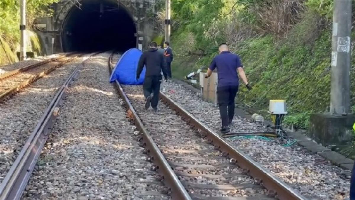 突從避車洞跳出！男子遭火車撞死 遺體四散