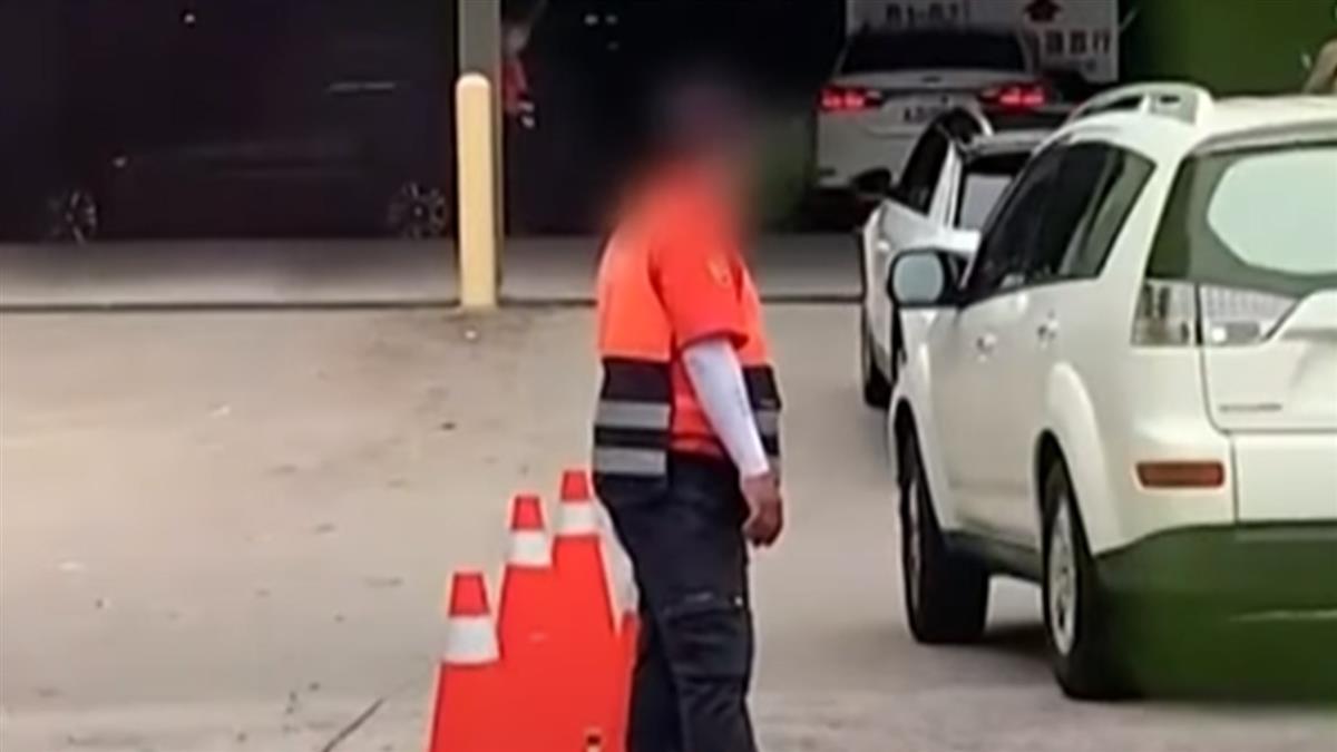 獨／義交執勤嚼檳榔亂丟渣 竟連口罩都不戴！