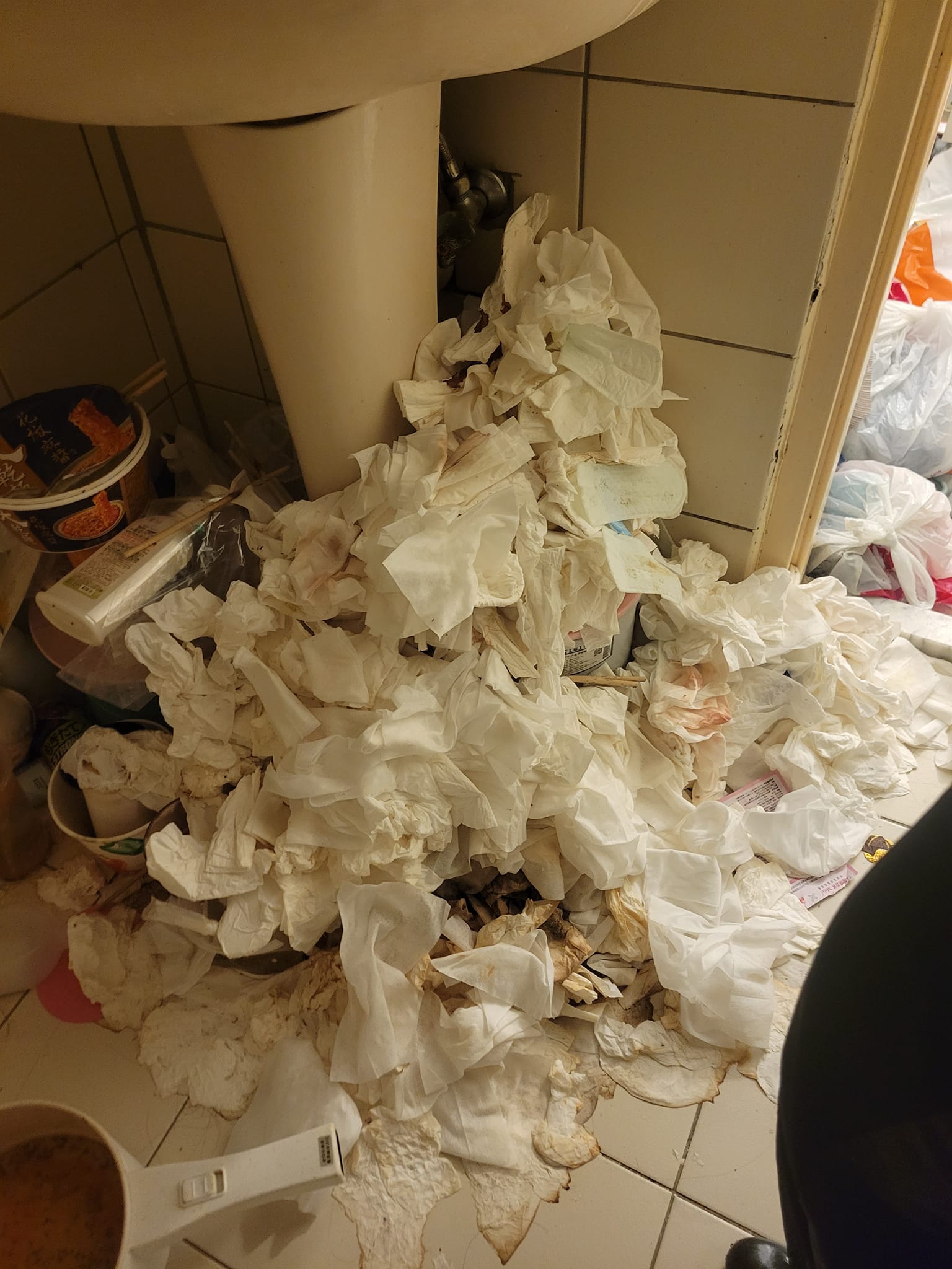 嬌小正妹租房！散落「百件內衣褲」 照片曝光噁爆