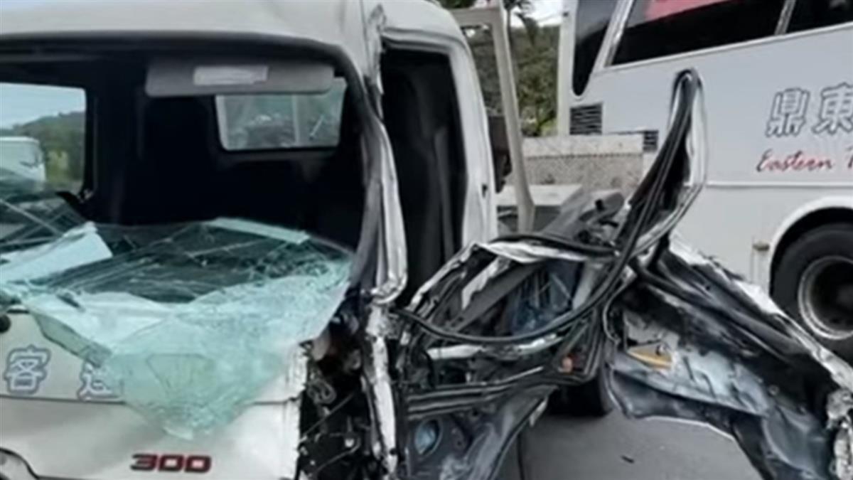 小貨車過彎失控與回收車對撞 司機受傷急送醫