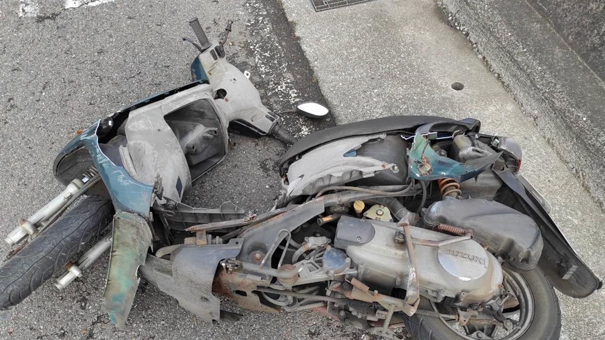 快訊／北投女騎士自撞分隔島 血水橫跨2車道慘亡