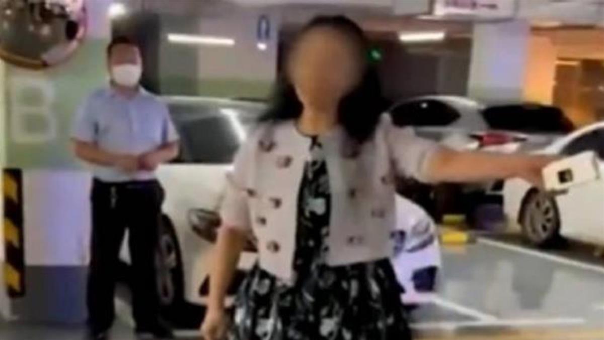搶停車位喊「我家有50台賓利」大媽嗆：開過來堵住他