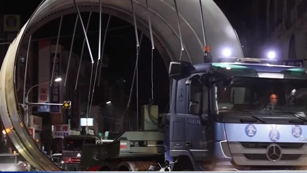 疑離岸風電塔架 趁深夜車少運送
