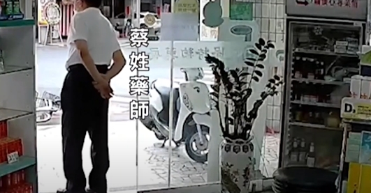 ▼<a href='/search/tags/女子/' target='_blank'>女子</a>在藥師門口遭到攻擊，藥師看到出手幫忙。（圖／東森新聞）