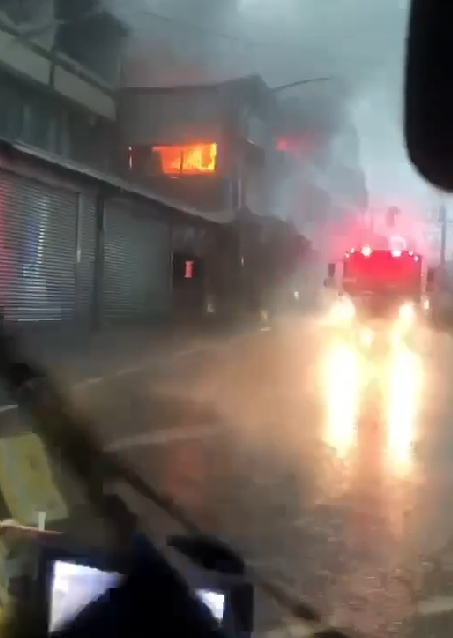 ▲▼南投民宅疑似遭雷擊中,冒出大火,消防人員獲報連忙救火。(圖/東森新聞)