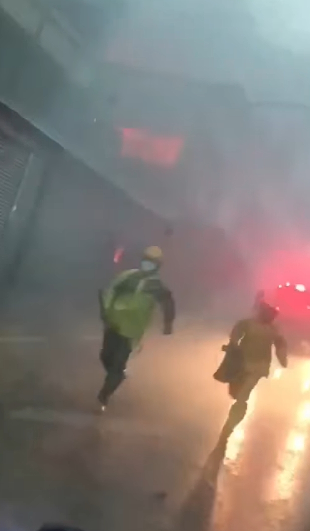 ▲▼南投民宅疑似遭雷擊中,冒出大火,消防人員獲報連忙救火。(圖/東森新聞)