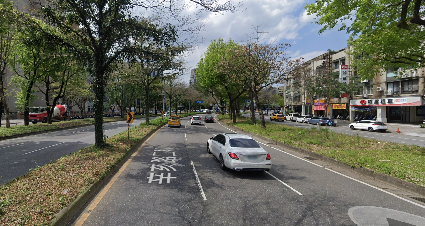 ▼台北市交通局在辛亥路2段試辦大型重機專用停車格。（圖／翻攝自Google map）