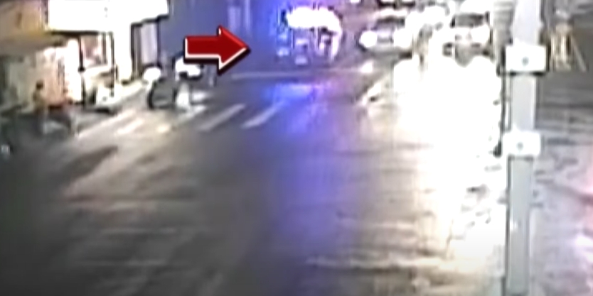 ▼警方一路鳴笛開道，要護送男童就醫。（圖／東森新聞）