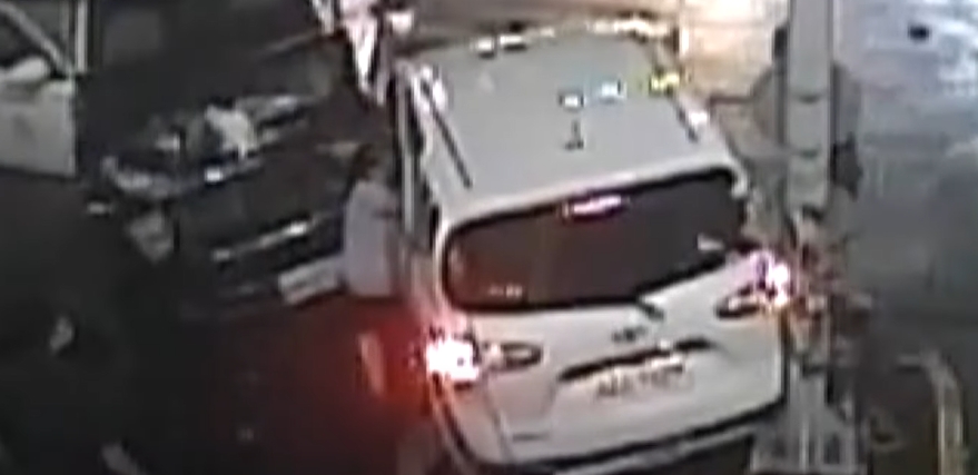 ▼警車忘了開大燈，意外撞上另外的自小客車。（圖／東森新聞）