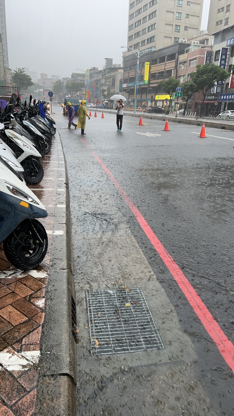 ▼新莊中正路出現積水情況。(圖/東森新聞)