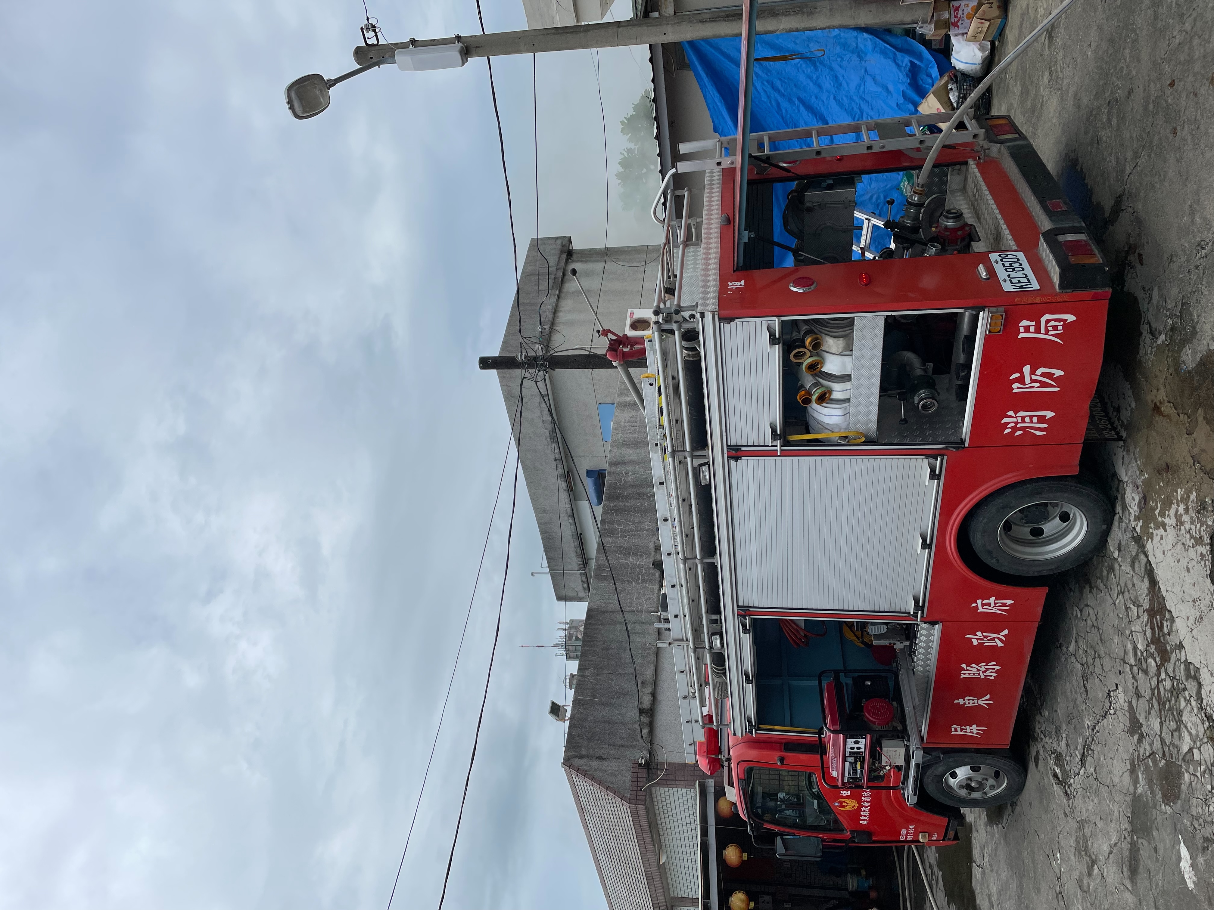 ▼屏東一棟民宅發生火警，一名6歲男童無生命跡象。（圖／東森新聞）