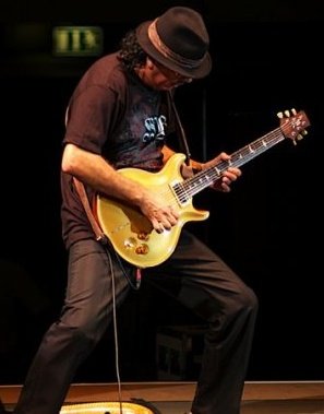 ▼山塔那緊急被抬上擔架送醫。（圖／Carlos Santana 臉書）