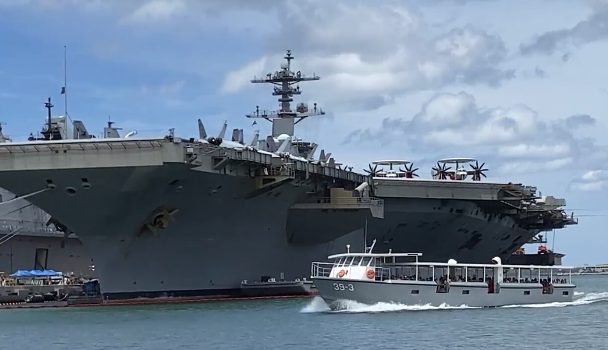 ▼林肯號今日停了兩架空中預警機。（圖／東森新聞）