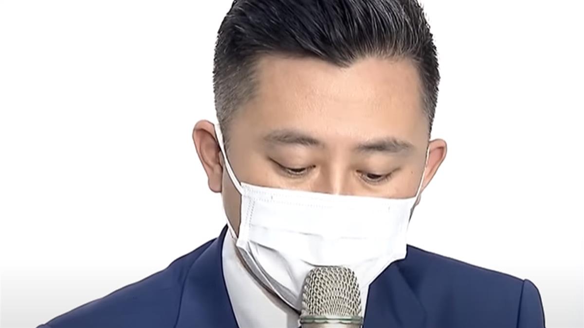 ▼林智堅將交接工作給代理市長陳章賢。（圖／東森新聞）