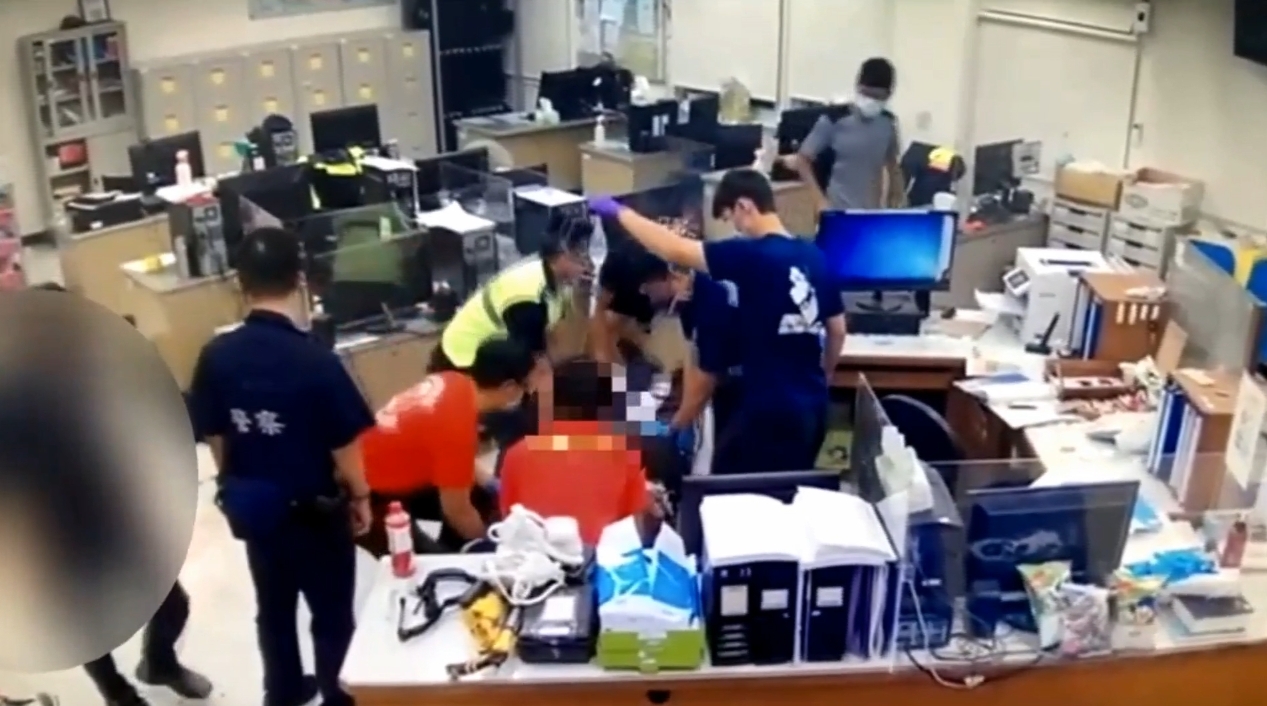 ▼炸彈威力猛烈，爆炸後警察趕緊呼叫救護車（圖／東森新聞）