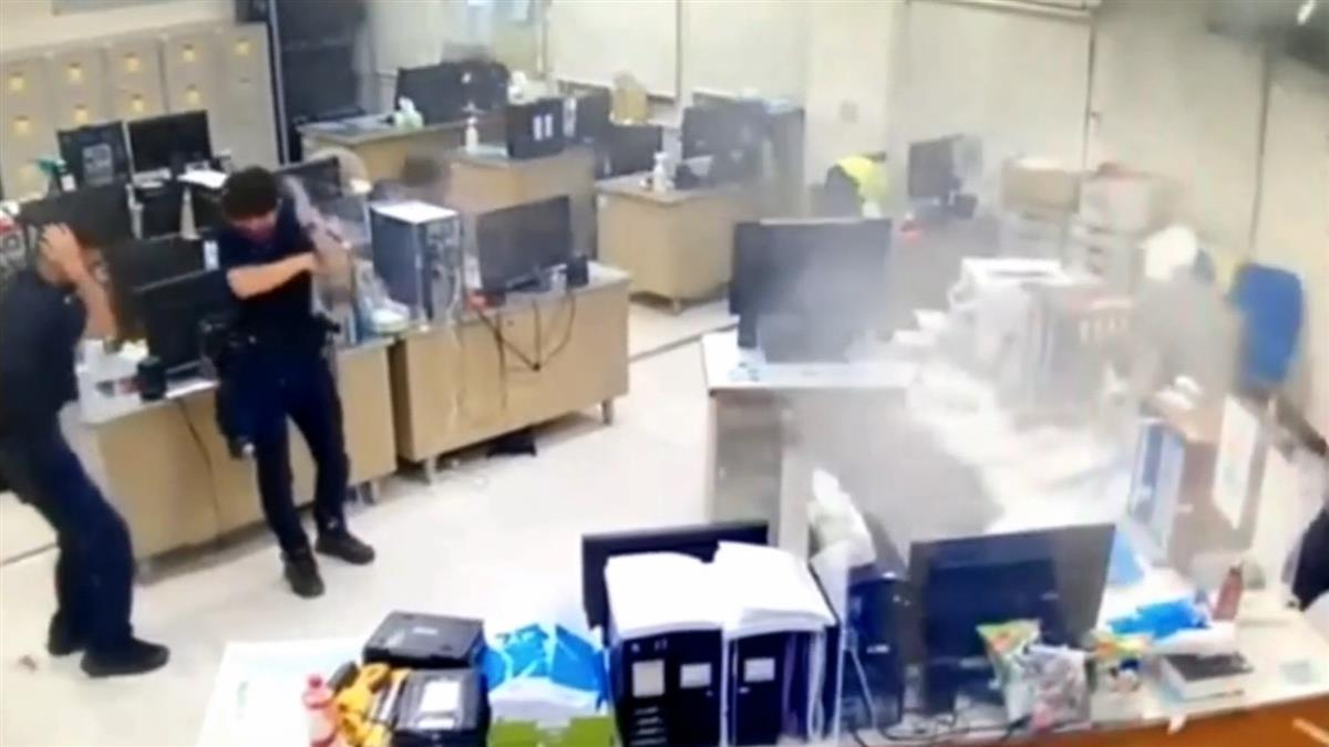 驚悚畫面曝光！持炸彈派出所內引爆 男子右掌被炸斷