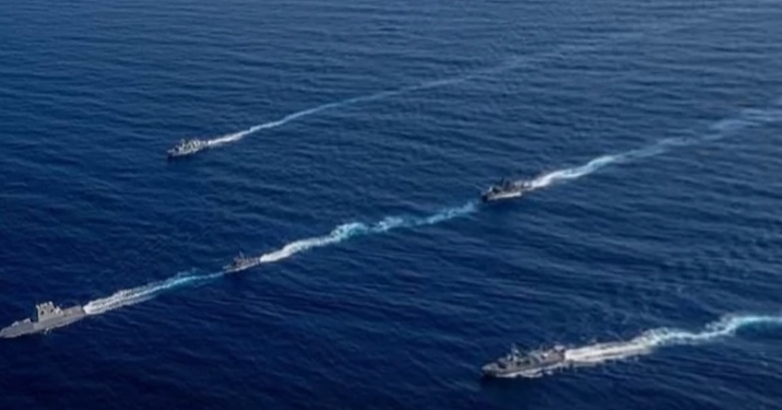 ▼美軍「朱瓦特級」驅逐艦，帶領其他國家的驅逐艦，在海上進行航行。（圖／東森新聞）