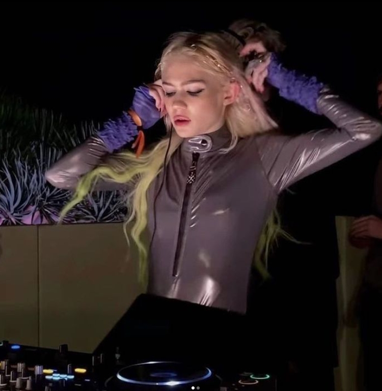 ▼齊莉絲生下雙胞胎隔月，前女友格萊姆斯也透過代理孕母生下了小女兒。（圖／翻攝自grimes IG）