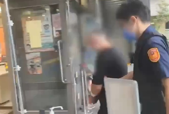 ▼警方已經將相關人員帶回警局，釐清案發原因。（圖／東森新聞）