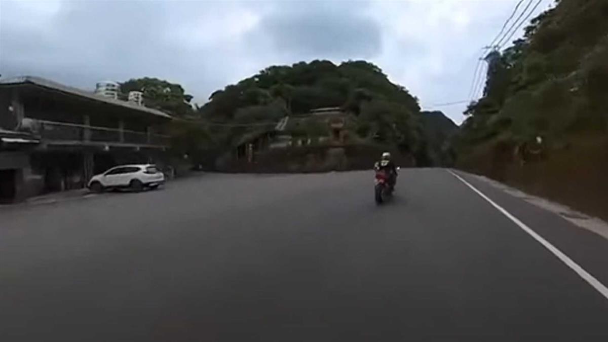 危險！疑「躲區間測速」 重機逆向、沿山壁騎