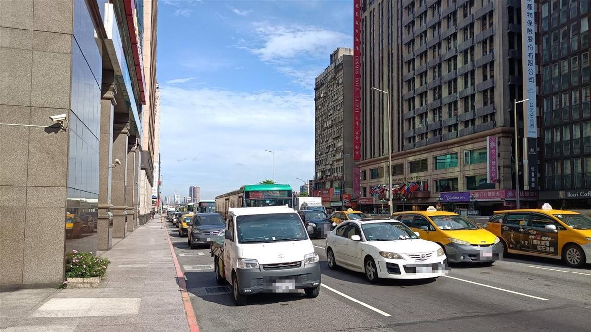 夏天小孩別留車內！半小時飆60度 醫示警致死率超高