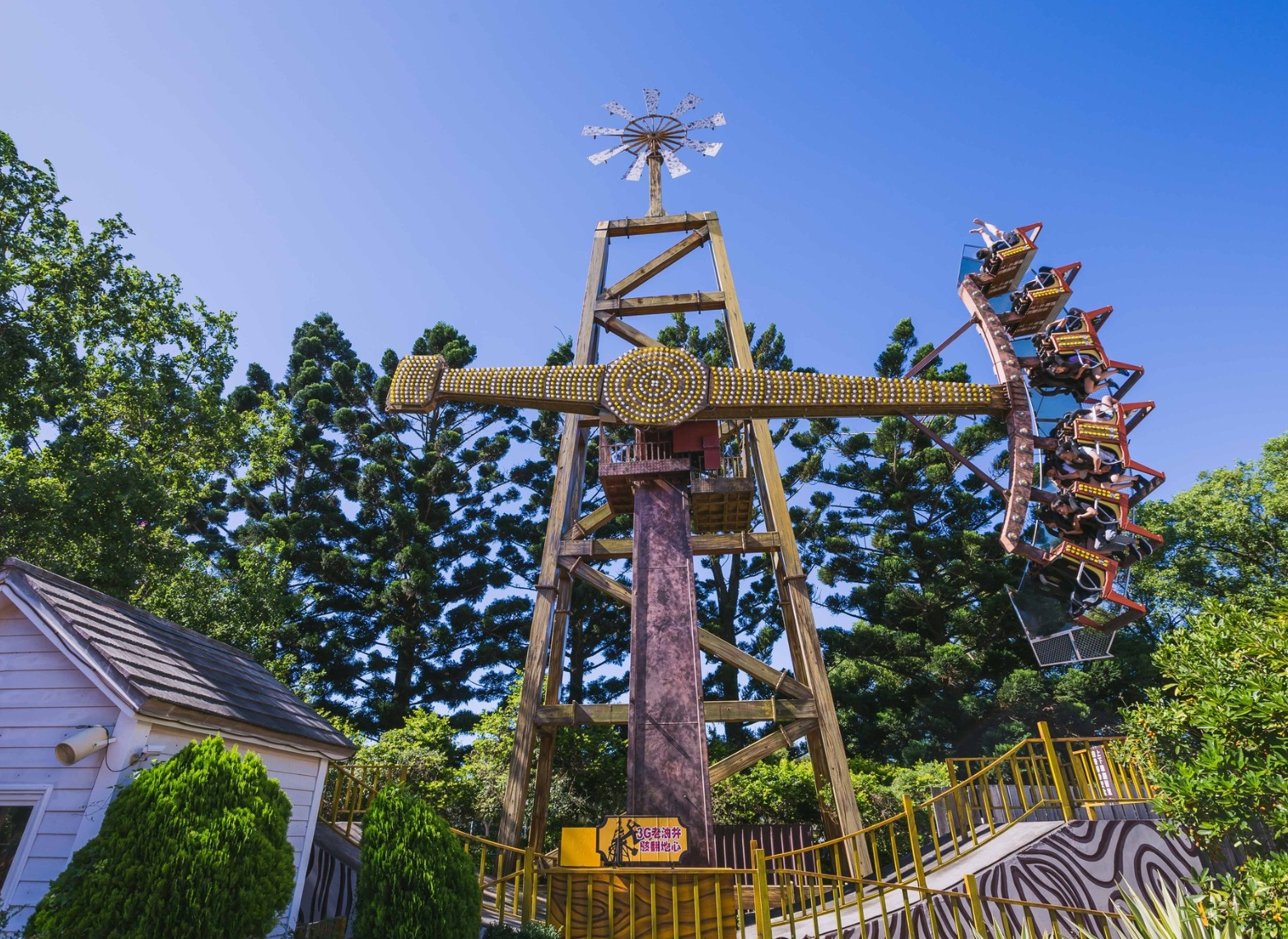 ▼六福村的老油井宛如強化版的海盜船，讓人頭暈目眩。（圖／翻攝自六福村主題樂園臉書）