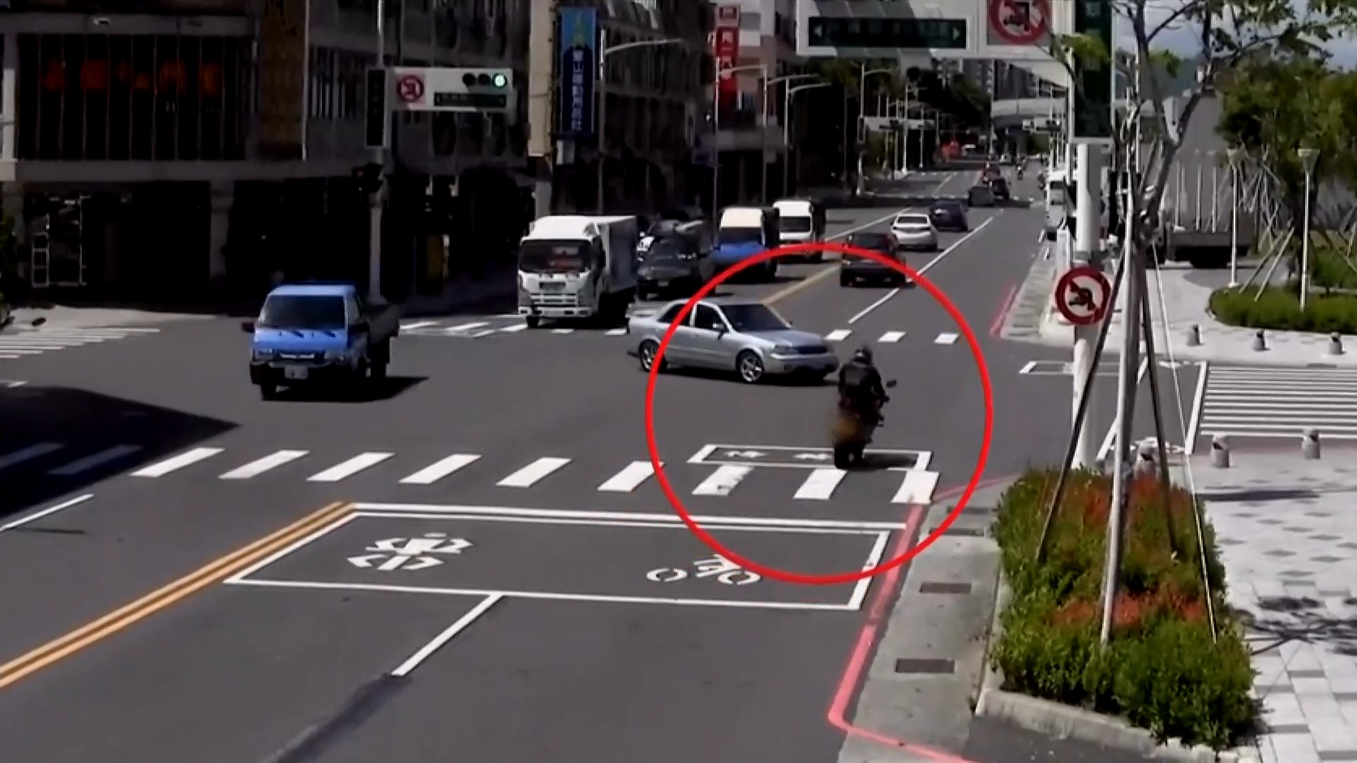 ▼自小客車駕駛疑似左轉時未禮讓，與對向重機相撞。（圖／東森新聞）