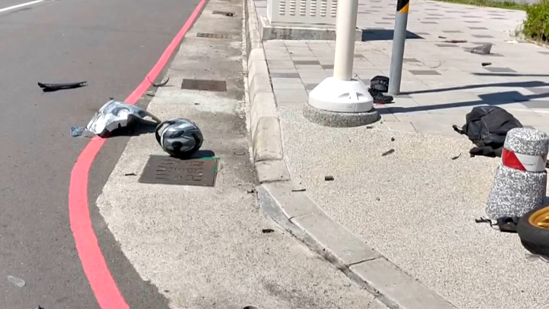 ▼騎士的安全帽噴飛，重機碎片散落一地。（圖／東森新聞）