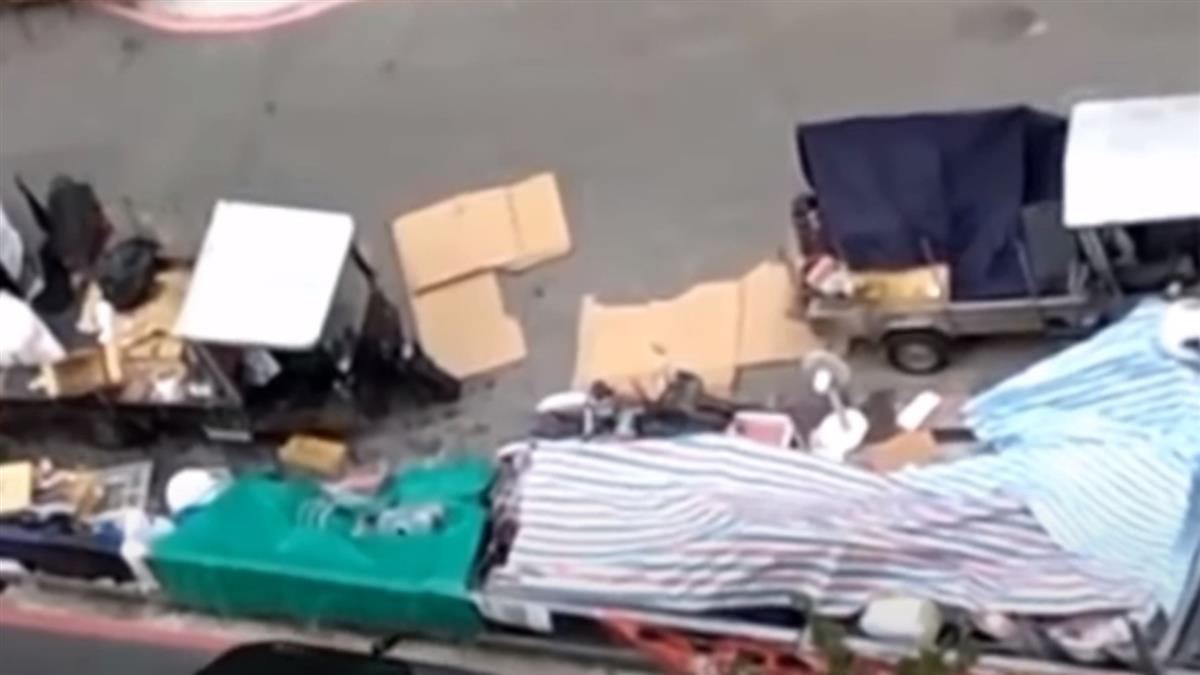 獨／好臭！豪宅門口堆雜物 回收山飄惡臭