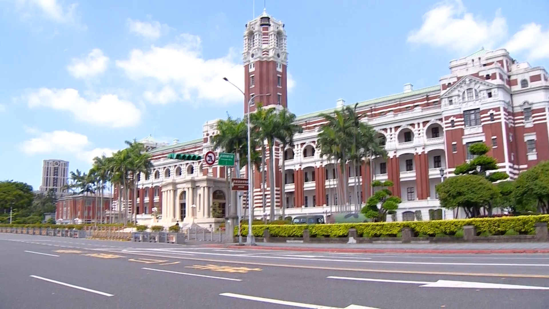▼本月4日，一名重機騎士在總統府前「翹孤輪」。（圖／東森新聞）