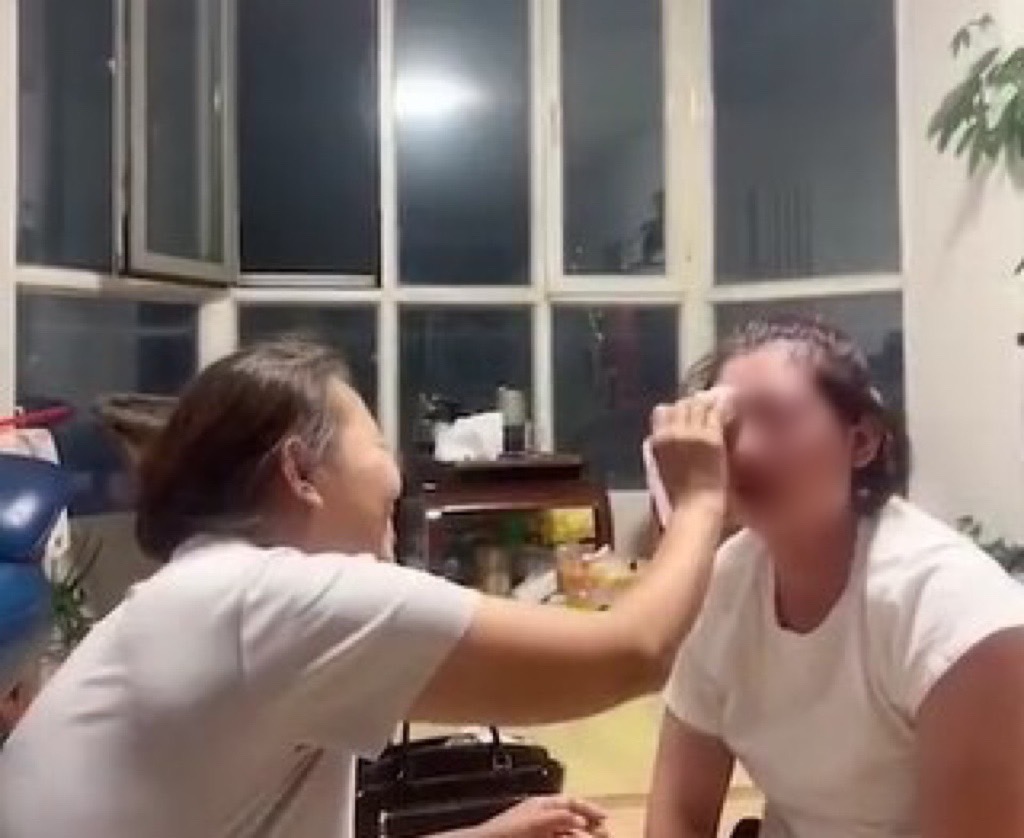 ▼婆婆也含著淚水幫媳婦擦拭臉頰上真摯的眼淚。（圖／翻攝自新浪視頻／CTWANT）