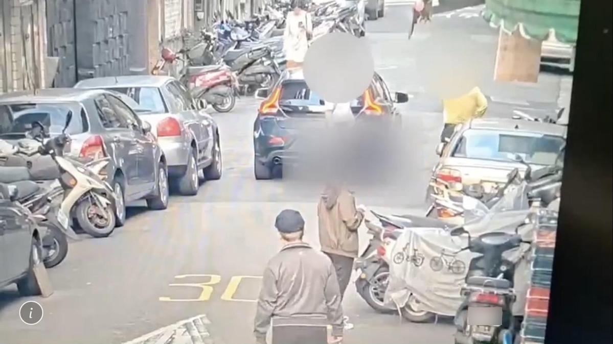 ▼阿伯故意伸手製造假車禍，向陳男索討金錢。（圖／翻攝畫面）