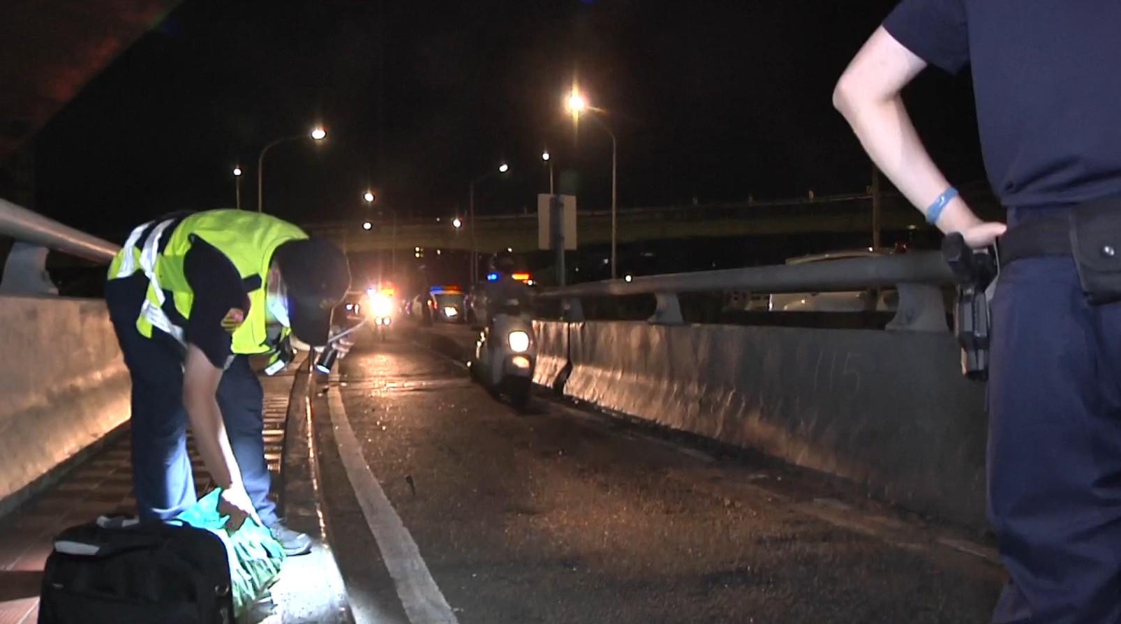 ▼女騎士疑似自撞身亡，警方到場調查。（圖／東森新聞）