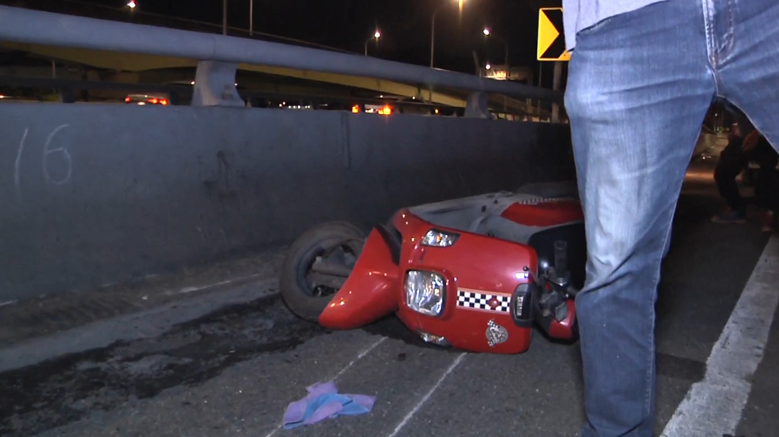 ▼死者的紅色機車倒在分隔島旁。（圖／東森新聞）