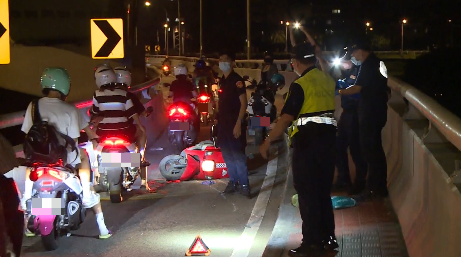 ▼車禍一度造成交通打結。（圖／東森新聞）