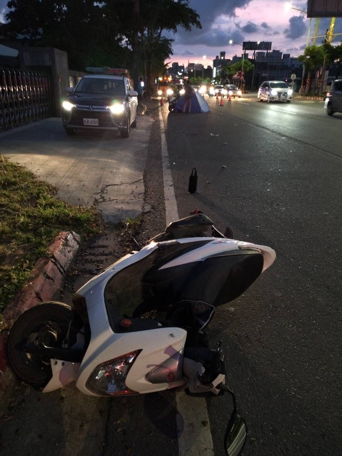 ▼機車遭撞擊後，車體毀損。（圖／翻攝畫面）