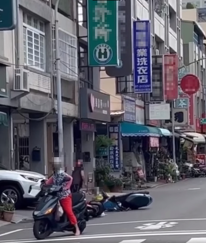 ▼黃色外套的婦人衝突過程中，不慎摔倒。（圖／翻攝自爆廢公社公開版臉書）