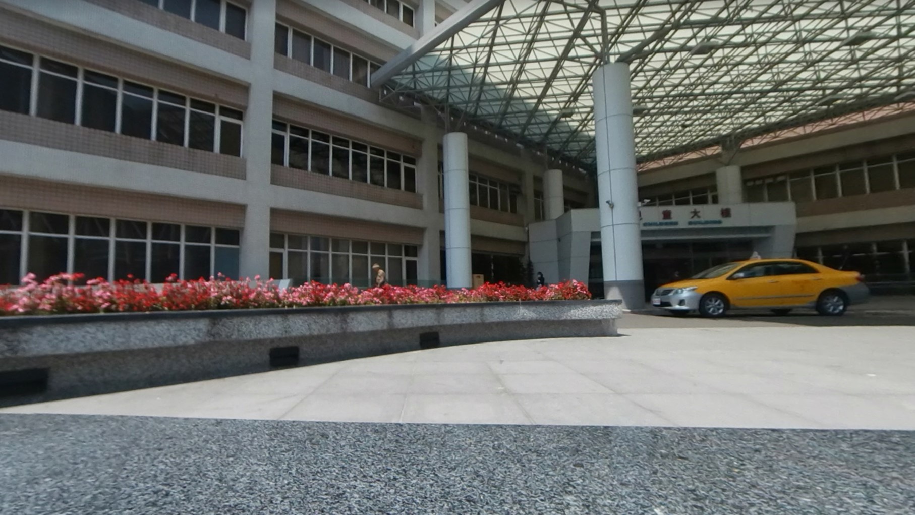 ▼警方送70歲老婦送往林口長庚醫院診治。（圖／翻攝自Google 街景圖）